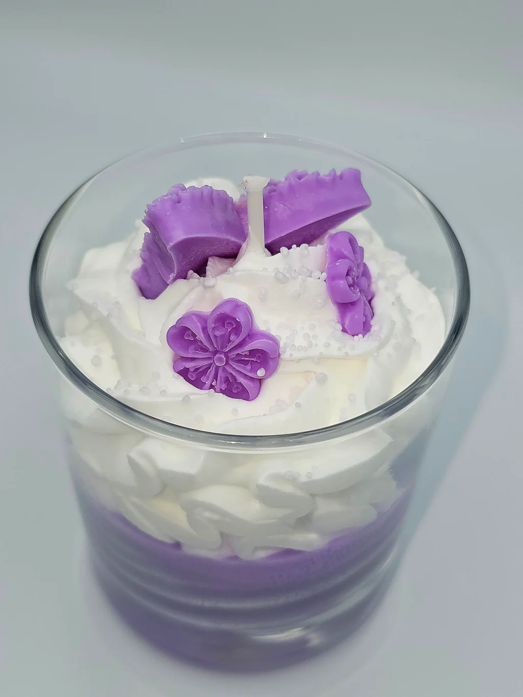 tekstuurküünal igihaljas lavendel küünal lavendli aroomiga. Magustoidu sarnane küünal